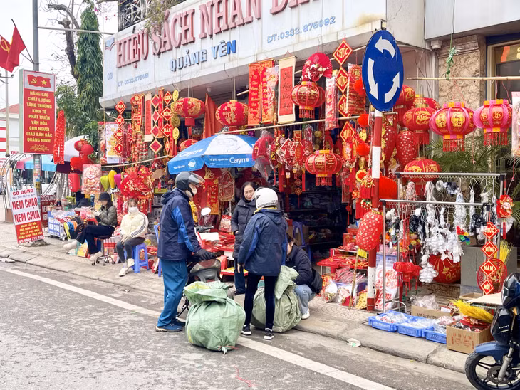 Người dân Quảng Yên phấn khởi sắm sửa đồ Tết.