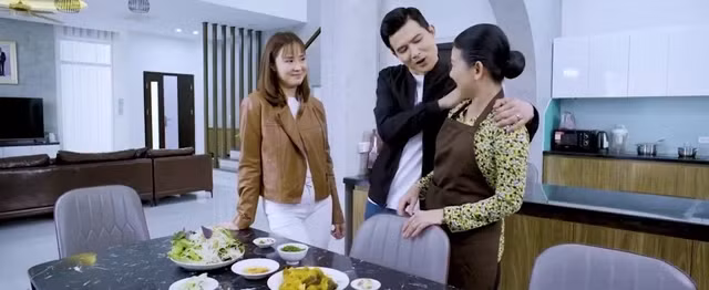 Cuộc sống hôn nhân của Hồng Diễm, Quang Sự không êm ấm như vẻ bề ngoài.