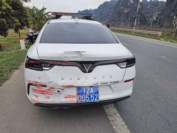 Xe chuyên dụng của cảnh sát giao thông móp phần đuôi. Ảnh: Cục CSGT