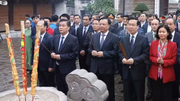 Chủ tịch nước Võ Văn Thưởng và các đại biểu dâng hương tưởng niệm tại Di tích quốc gia đặc biệt Cổ Loa. (Ảnh: Thống Nhất - TTXVN)