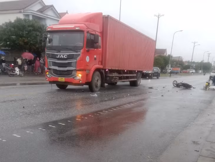 Hiện trường vụ TNGT khiến người đàn ông đi xe mô tô tử vong.