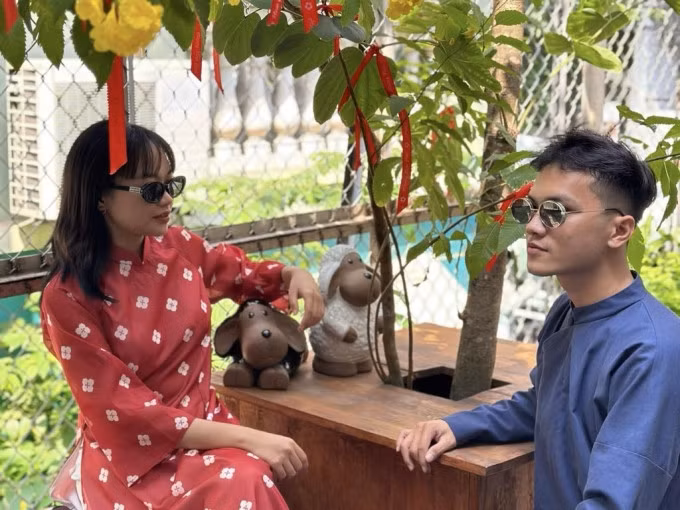 Hai bạn trẻ diện áo dài chụp ảnh tại một quán cà phê ở Phú Nhuận (TP HCM). Ảnh: Bảo Trân