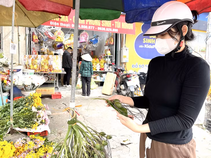 Cơi trầu, hoa... không thể thiếu để dâng lên ban thờ cúng dịp lễ, Tết.