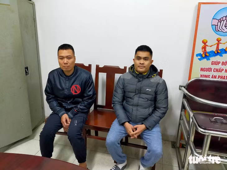 Hai nam thanh niên tại cơ quan công an - Ảnh: H.Q.
