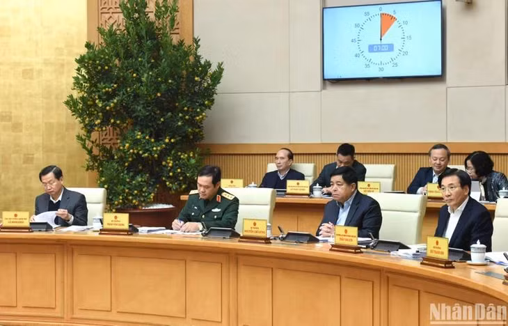 Phó Thủ tướng và lãnh đạo các bộ, ban, ngành tham dự phiên họp.