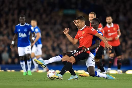 Man United chọn Onana (áo xanh) làm người thay thế cho Casemiro (áo đỏ).