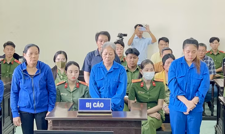Các bị cáo Phượng (áo vàng ngồi hàng thứ 2), Phân, Đào, Phiên (đứng hàng đầu), Nhàn (đứng hàng thứ 2) (Ảnh: Tiến Tầm).