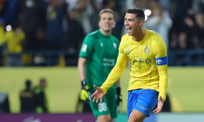 Ronaldo mừng bàn ấn định thắng lợi 2-0 cho Al Nassr trước Al Fayha ở lượt về vòng 1/8 Champions League trên sân Mrsool Park ngày 21/2. Ảnh: Al Nassr