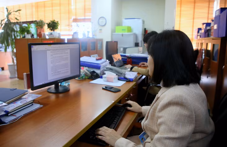 Chuyên viên Ban Quản lý Khu kinh tế tỉnh tập trung thực hiện nhiệm vụ trong giờ làm việc.