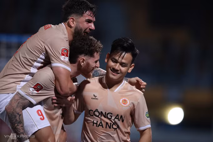 Bộ đôi Elias và Gieovane cùng nhau ghi bàn giúp CAHN thắng ở vòng 9 v-League. Ảnh: Lâm Thỏa