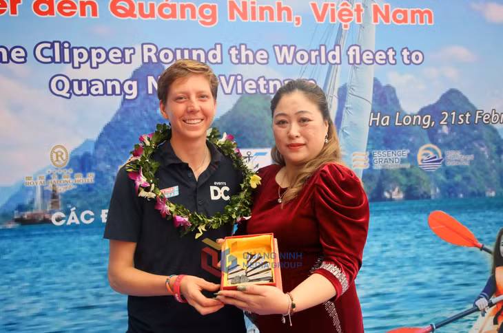 Các đơn vị giới thiệu, quảng bá và tặng cho thủy thủ các sản phẩm đặc trưng của tỉnh Quảng Ninh như rượu trà hoa vàng, than đá thủ công mỹ nghệ...