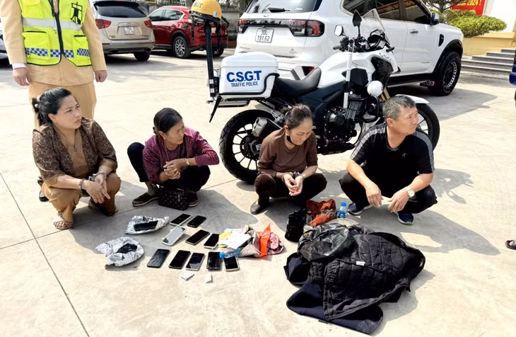 Các đối tượng và tang vật là điện thoại trộm cắp của những người tham gia Lễ hội Tiên Công 2024. Ảnh: Công an Quảng Yên.
