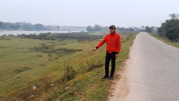 Lê Văn Phong mô tả lại việc bị cướp với lực lượng chức năng. Ảnh: Công an Bắc Giang