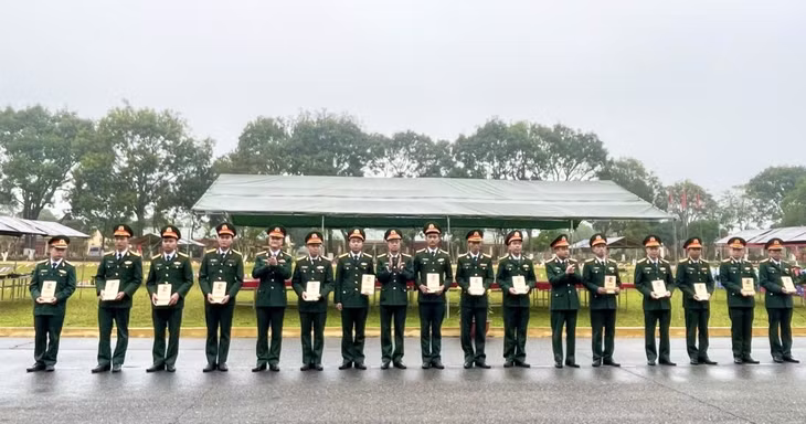 Đơn vị Trung đoàn 43 tặng 10 suất quà cho cán bộ chiến sĩ có hoàn cảnh khó khăn tại chương trình “Xuân biên cương thắm tình quân dân”.
