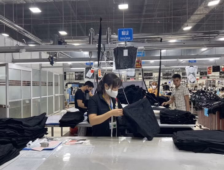 Người lao động cho rằng, giảm số năm đóng bảo hiểm xã hội tối thiểu xuống 10 năm sẽ có lợi với lao động tham gia muộn. Ảnh: Phương Minh.
