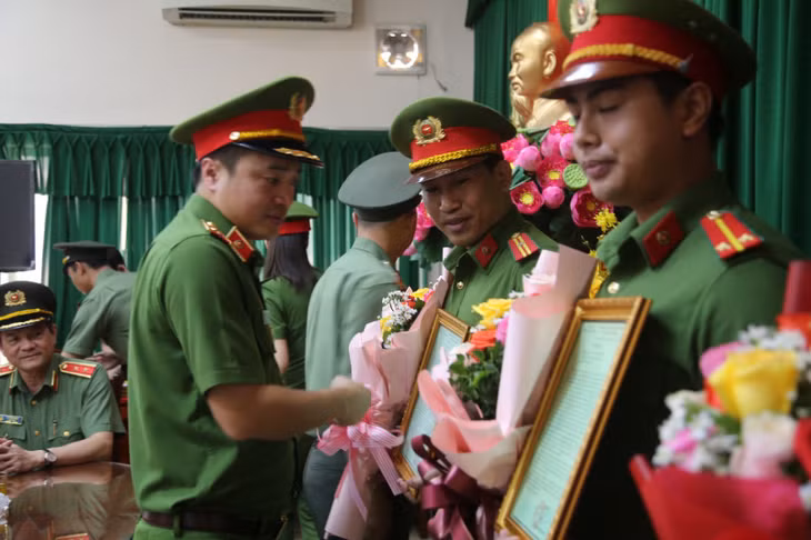 Thiếu tướng Mai Hoàng, Phó Giám đốc Công an TP Hồ Chí Minh, trao khen thưởng ban chuyên án và các đơn vị đấu tranh, triệt phá hai chuyên án.