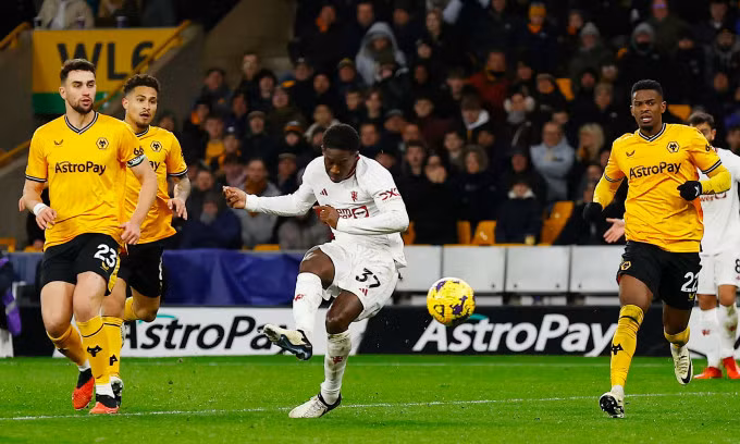 Kobbie Mainoo ghi bàn ở phút bù thứ bảy, giúp Man Utd thắng Wolverhampton trên sân Molineux, vòng 22 Ngoại hạng Anh tối 1/2/2024. Ảnh: Reuters