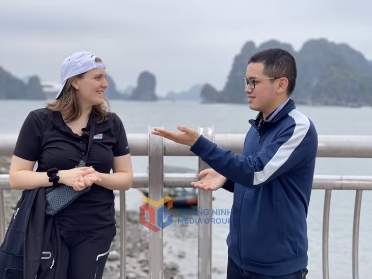 Các thành viên trong đoàn trò chuyện với người dân TP Hạ Long để tìm hiểu về cuộc sống, con người Hạ Long.