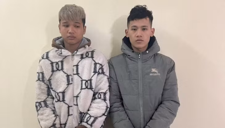 Phan Quốc Huy (áo xám) và Nguyễn Hoài Nam tại cơ quan Công an.