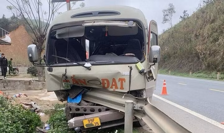 Chiếc xe khách đâm trực diện vào lan can ven đường quốc lộ 1A.
