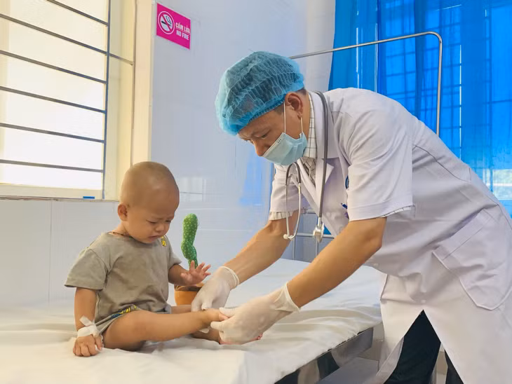 Bác sĩ Trung tâm Y tế huyện Đầm Hà khám bệnh cho trẻ em.
