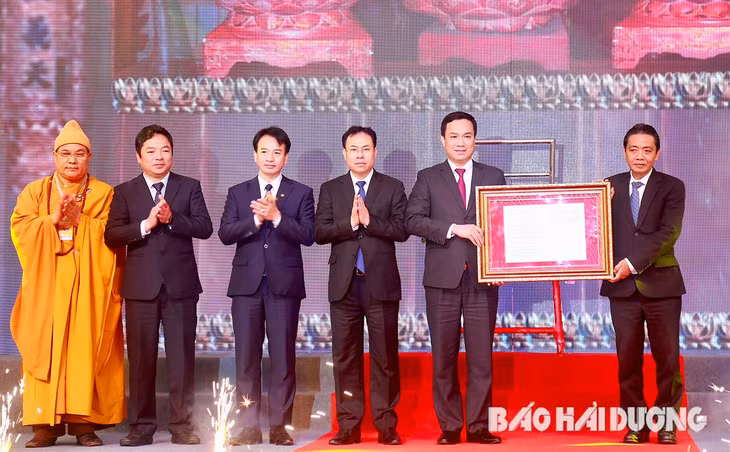 Thừa ủy quyền của Thủ tướng Chính phủ, Thứ trưởng Văn hóa, Thể thao và Du lịch Hoàng Đạo Cương trao quyết định công nhận bộ tượng Tam Thế Phật chùa Côn Sơn là bảo vật quốc gia cho tỉnh Hải Dương