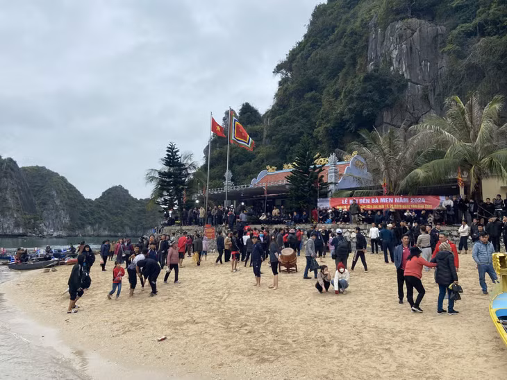 Lễ hội đền Bà Men là một trong những lễ hội tâm linh độc đáo mang đậm văn hoá của ngư dân vùng biển Hạ Long.