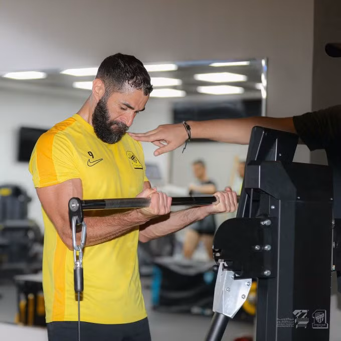Benzema tập thể lực trong phòng gym ngày 7/2. Ảnh: Al Ittihad