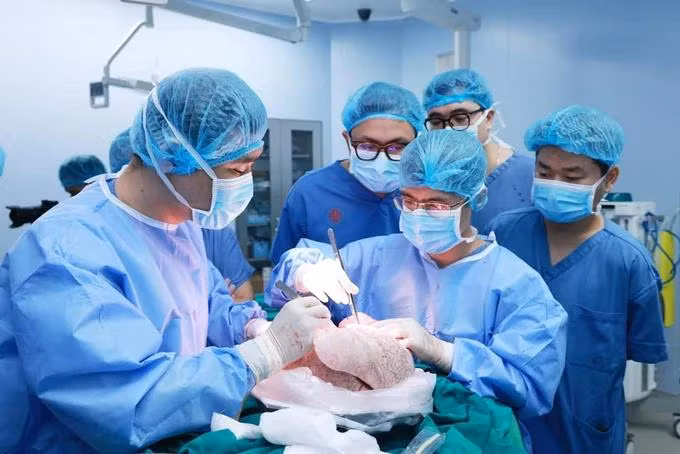 Các bác sĩ BV 108 chuẩn bị bảo quản và điều phối phổi cho Bệnh viện Phổi Trung ương
