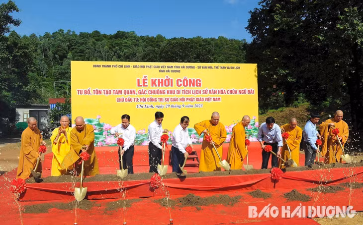 Các đại biểu làm nghi thức khởi công tu bổ, tôn tạo tam quan, gác chuông chùa Ngũ Đài, tạo tiền đề cho việc tu bổ, tôn tạo các hạng mục tiếp theo. Ảnh: Thành Chung