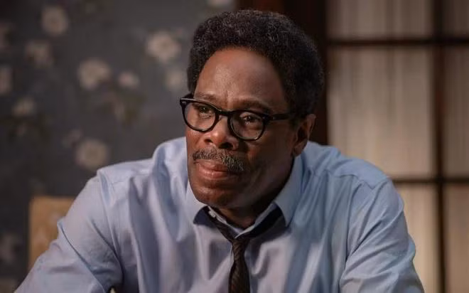Colman Domingo hóa thân thành Bayard Rustin trong tác phẩm tiểu sử cùng tên. Ông là trợ tá đắc lực của Martin Luther King, nhà hoạt động nhân quyền có sức ảnh hưởng lớn trong lịch sử nước Mỹ.