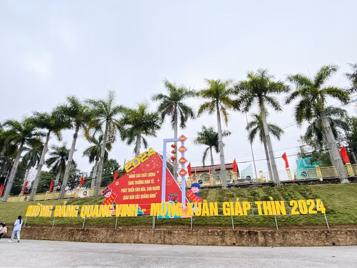 Các cụm mô hình check - in được bố trí tại các điểm công cộng nhằm phục vụ nhân dân và du khách chụp ảnh chào đón năm mới 2024.