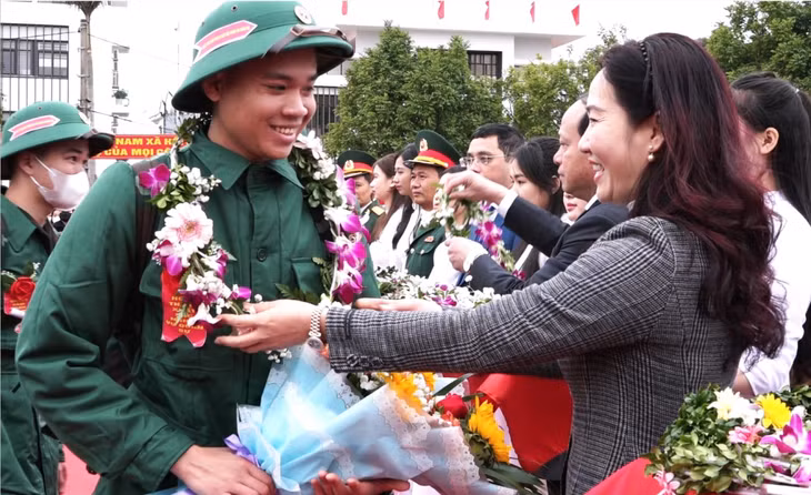 Đồng chí Nguyễn Thị Hạnh, Phó Chủ tịch UBND tỉnh tặng hoa, động viên các tân binh lên đường nhập ngũ.