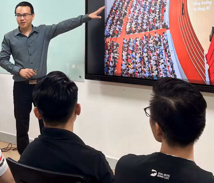 Tiến sĩ Đào Lê Hòa An trong một buổi chia sẻ về kỹ năng sống với các bạn trẻ - Ảnh: V.SAN