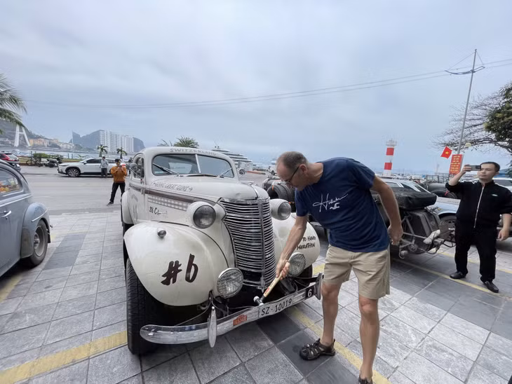 Trước giờ lăn bánh dạo quanh tuyến phố TP Hạ Long, ông Daniel Saute kiểm tra kỹ lượng các thiết bị xe ô tô Chevrolet Fangio.