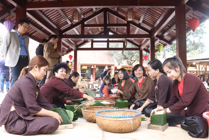 Hoạt động gói bánh chưng ngày Tết tại "Làng Việt - Tết xưa” thu hút đông đảo chị em tham gia.