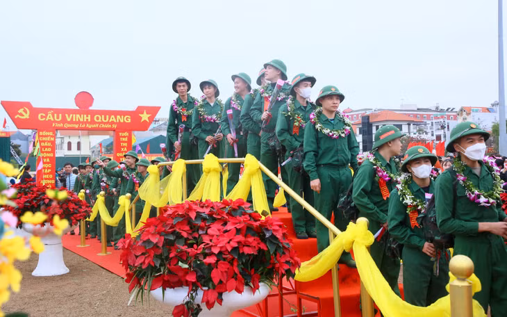 Các thanh niên TX Quảng Yên bước qua cầu vinh quang lên đường nhập ngũ.