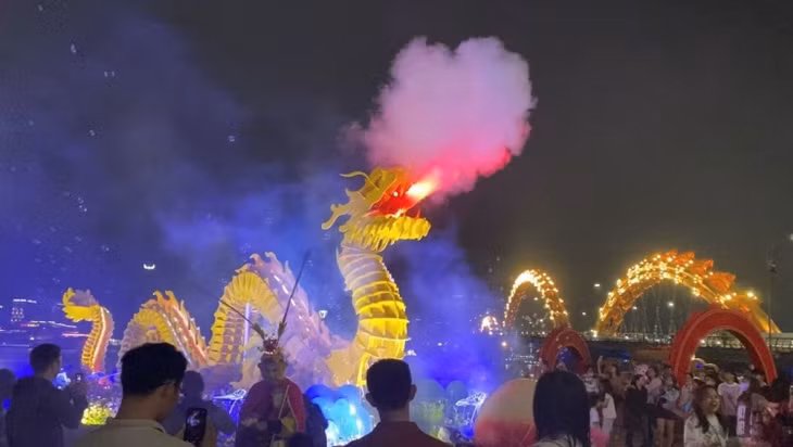 Điểm nhấn năm nay là linh vật rồng ở bờ phía Bắc đuôi cầu Rồng được mô phỏng theo thiết kế của cầu Rồng. Linh vật này có khả năng phun lửa, phun nước vào mỗi đêm.