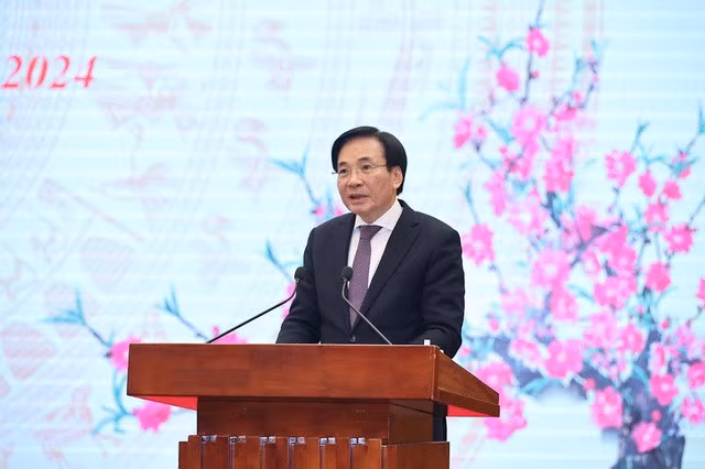 Bộ trưởng, Chủ nhiệm Văn phòng Chính phủ (VPCP) Trần Văn Sơn, Người phát ngôn của Chính phủ, thông tin với báo chí về tình hình KTXH tháng 1/2024 - Ảnh: VGP/Nhật Bắc