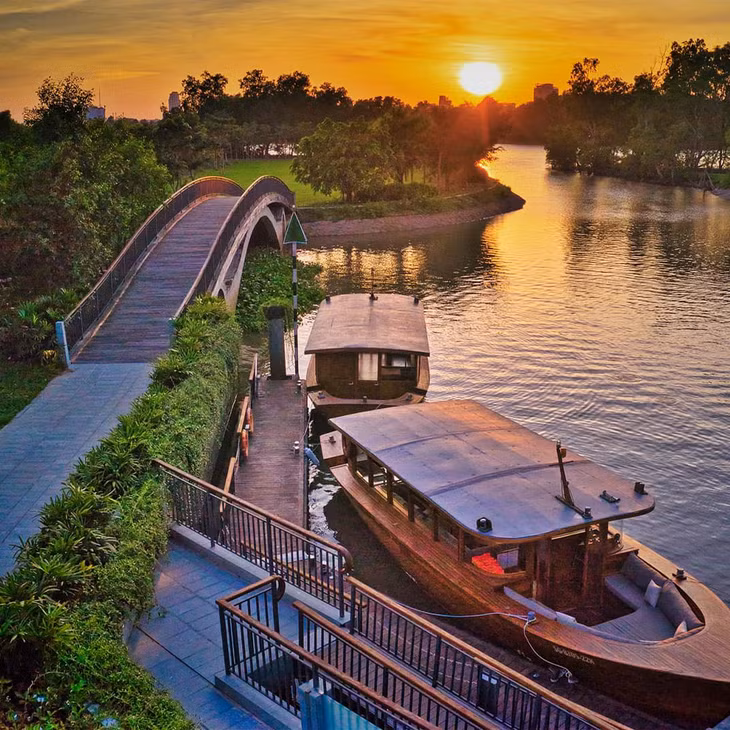 Đến với cồn Ấu, du khách sẽ được đi thuyền trên dòng kênh rợp bóng mát của dừa nước, thiên nhiên trong lành, hái-thưởng thức trái cây, tham gia các phiên chợ sớm, tìm hiểu cuộc sống người dân địa phương thông qua nhiều hoạt động như: câu cá, tát mương, bắt ốc…