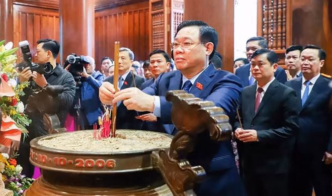 Chủ tịch Quốc hội Vương Đình Huệ dâng hương tưởng niệm Chủ tịch Hồ Chí Minh tại Khu di tích quốc gia đặc biệt Kim Liên sáng 25.2.2024. Ảnh: Phạm Bằng