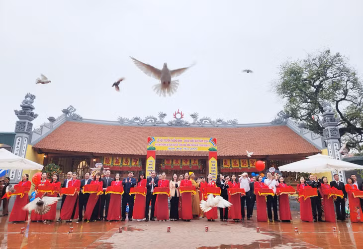 ... và thực hiện nghi thức phóng sinh.