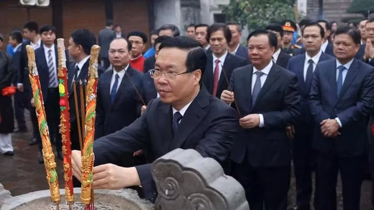 Chủ tịch nước Võ Văn Thưởng dâng hương tại Di tích quốc gia đặc biệt Cổ Loa. (Ảnh: Thống Nhất - TTXVN)