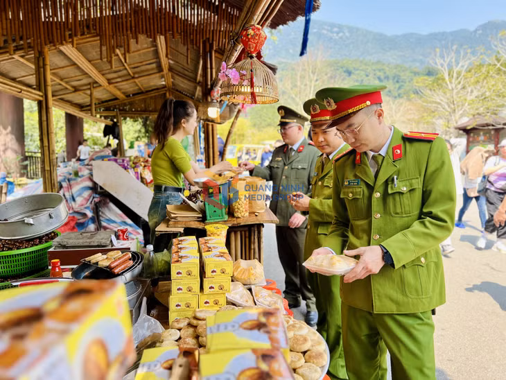 Công an TP Uông Bí hạn sử dụng của thực phẩm được bày bán tại khu vực Làng Nương, Khu di tích và danh thắng Yên Tử.