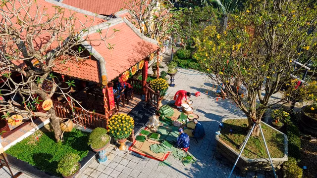 Bởi vậy, các cụ thường nói 'thấy bánh chưng là thấy Tết', trong nhà không có bánh chưng, bánh tét là thiếu đi hương vị Tết cổ truyền của dân tộc - Ảnh: VGP/Lê Hoàng
