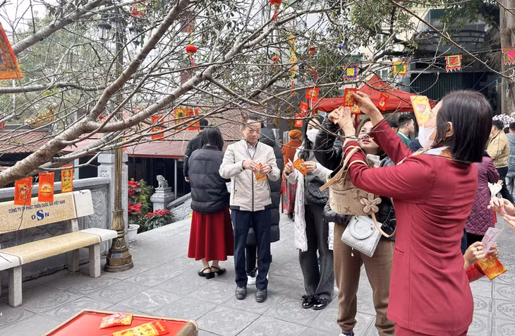 Người dân xin quẻ cầu may mắn đầu năm.