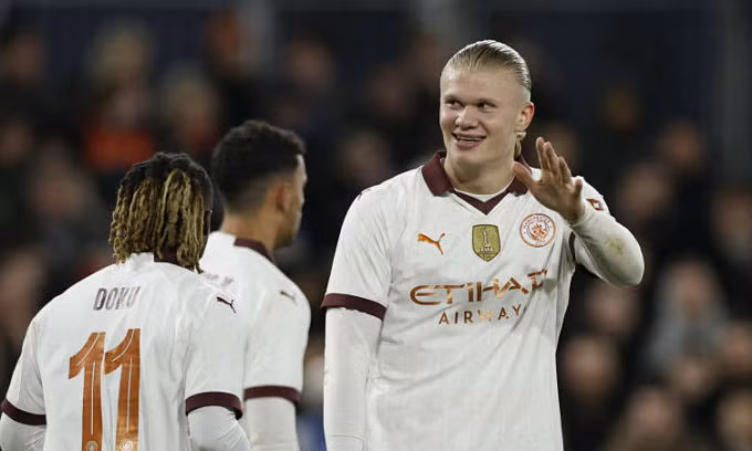 Haaland (phải) mừng bàn cho Man City trong trận thắng Luton 6-2 trên sân Kenilworth Road, hạt Bedfordshire, Anh, vòng năm Cup FA tối 27/2/2024. Ảnh: Reuters