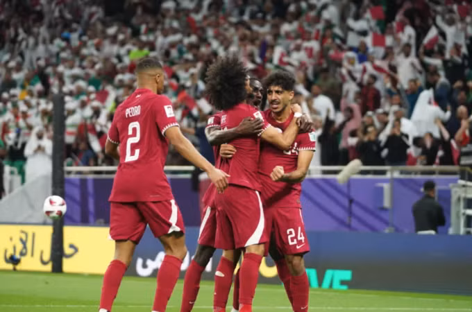 Cầu thủ Qatar chia vui sau bàn gỡ hòa 1-1 của Gaber (số 24). Ảnh: Al Jazeera