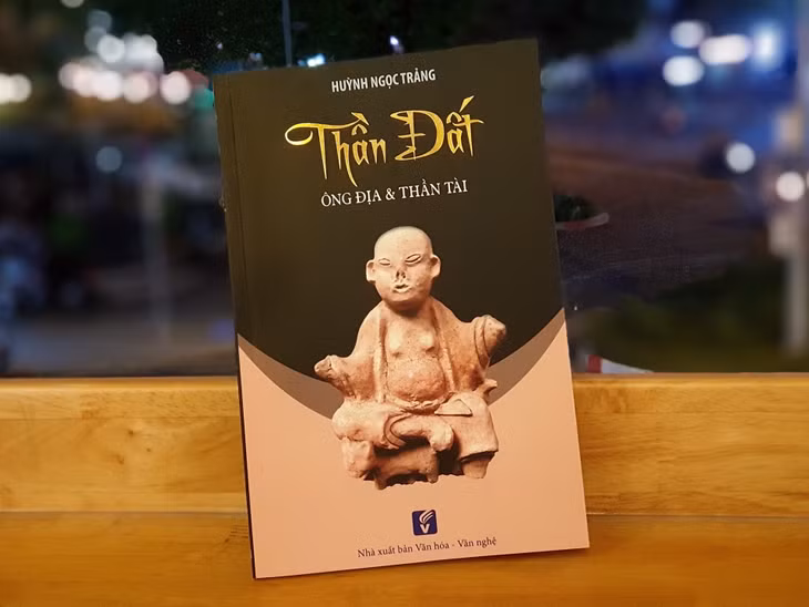 Sách Thần Đất - Ông địa &amp; Thần tài của nhà nghiên cứu Huỳnh Ngọc Trảng. Ảnh: Tổ Quốc.