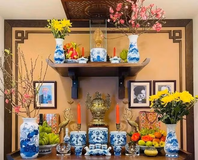 Bàn thờ gia tiên ngày Tết - nơi ngự vị của các bậc tiền nhân trong gia đình. (Nguồn: BNews/TTXVN)